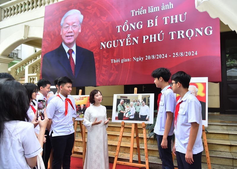 Los profesores y alumnos de la clase 9A9 de la escuela secundaria Ngo Si Lien, en el distrito de Hoan Kiem, en Hanói, organizan una clase extracurricular en la exposición fotográfica para conocer la vida y la obra del extinto líder. 