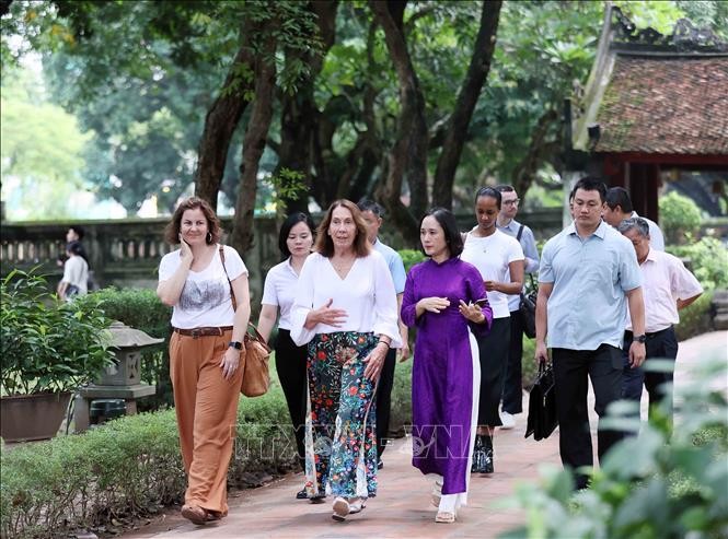 La presidenta del Senado de Australia, Sue Lines visita el Templo de Literatura. (Foto: VNA)