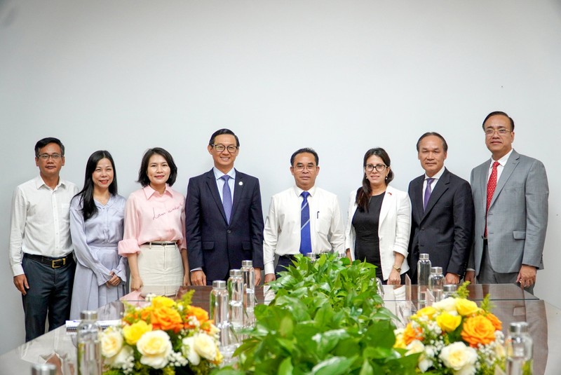 Dirgentes de Quang Nam y los cónsules generales de Cuba, Laos y Camboya en Ciudad Ho Chi Minh. 