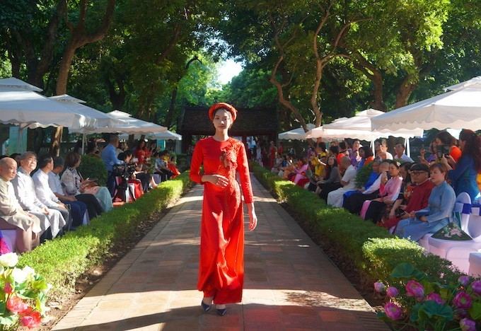 Presentan el Ao dai en la rueda de prensa. 