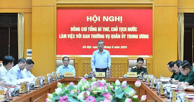 El secretario general del PCV y presidente del país, To Lam, el primer Pham Minh Chinh y otros líderes y delegados del Partido y del Estado en la conferencia. 