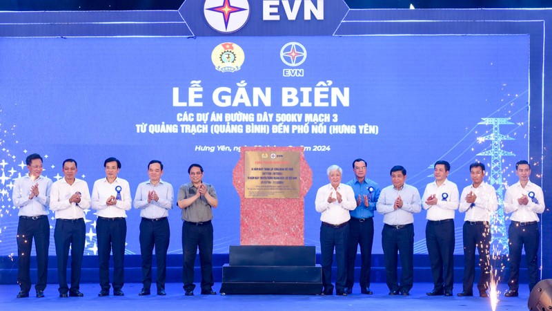 El primer ministro Pham Minh Chinh y los delegados realizan la ceremonia de colocación de cartel del proyecto. 