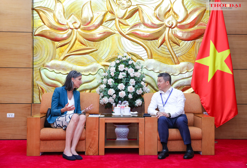 Phan Anh Son, presidente de VUFO (derecha) recibe a Ramla Khalidi, representante del PNUD en Vietnam. (Foto: thoidai.com.vn)