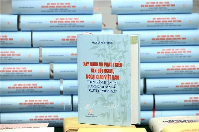 El libro del difunto secretario general del PCV, Nguyen Phu Trong, sobre la construcción y desarrollo de una política exterior y una diplomacia vietnamita integrales y modernas, imbuidas de la identidad del "bambú vietnamita". (Foto: VNA)