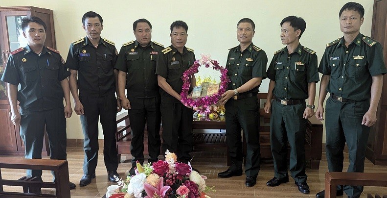 La Compañía de Guardia Fronteriza 252, de las fuerzas de protección fronteriza de la provincia de Bolikhamxay, entrega obsequios a los oficiales y soldados del puesto limítrofe de Ngoc Lam.