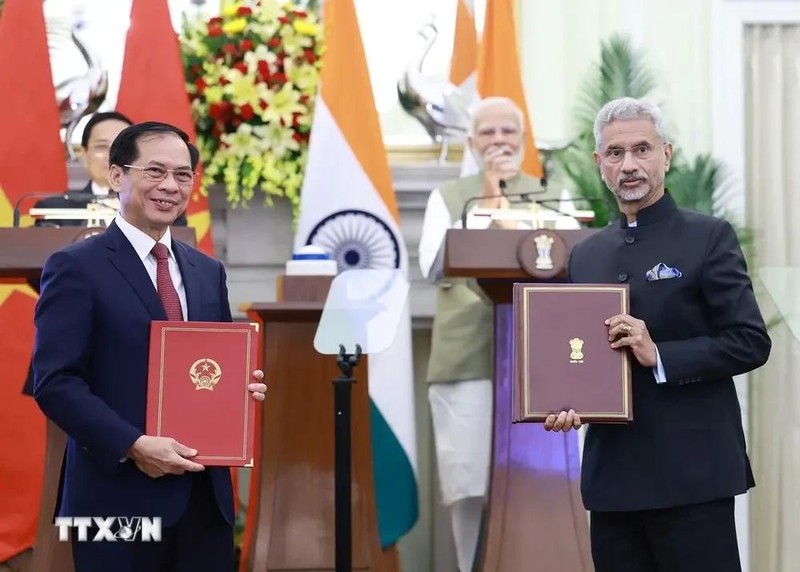 Líderes de los Ministerios de Relaciones Exteriores de Vietnam y la India presentaron el Acuerdo entre ambos Gobiernos para permitir que familiares de miembros de misiones diplomáticas y consulados trabajen y obtengan ingresos. (Foto: VNA)