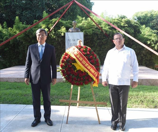 El embajador Le Quang Long y el presidente del ICAP, Héroe cubano Fernando González Llort. (Foto: VNA)