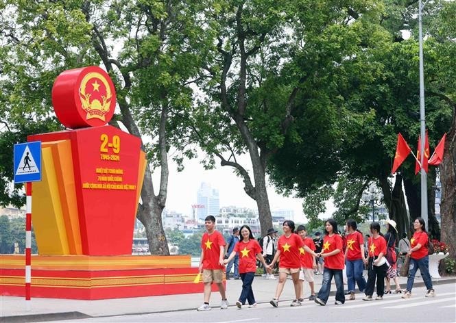 Ciudadanos en la zona peatonal del lago Hoan Kiem, en Hanói. (Foto: VNA)