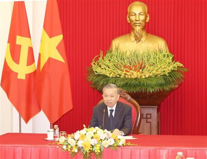 El secretario general del Partido Comunista de Vietnam y presidente del país, To Lam, mantiene una llamada telefónica con el presidente surcoreano, Yoon Suk Yeol. (Foto: VNA)