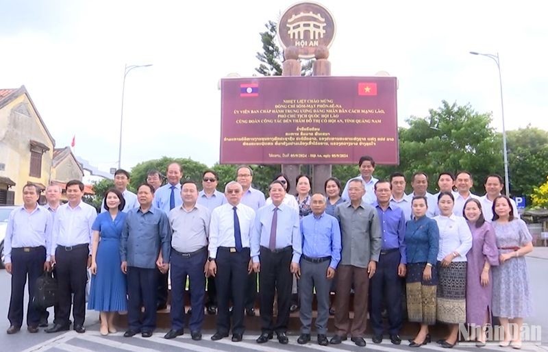 El vicepresidente de la Asamblea Nacional de Vietnam, Nguyen Duc Hai, y su par laosiano, Sommad Pholsena, junto con los delegados, toman foto de recuerdo en su visita al casco antiguo de Hoi An.