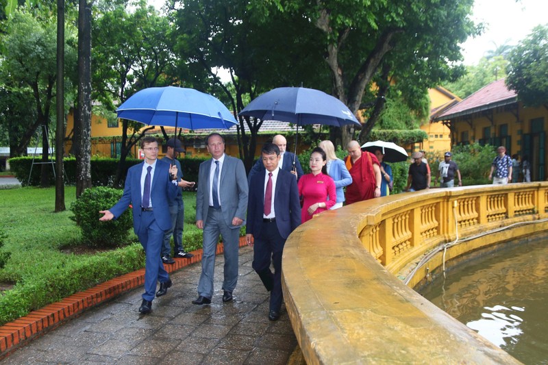 La delegación de la Cámara Social de Rusia visita la zona de reliquia dedicada al Presidente Ho Chi Minh en el Palacio Presidencial. (Foto: daidoanket.vn)