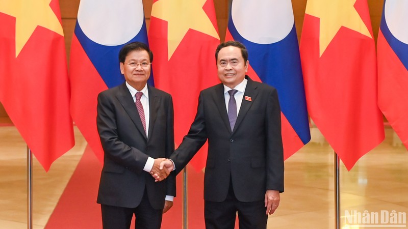 El presidente de la Asamblea Nacional de Vietnam, Tran Thanh Man y el máximo líder de Laos, Thongloun Sisoulith. 