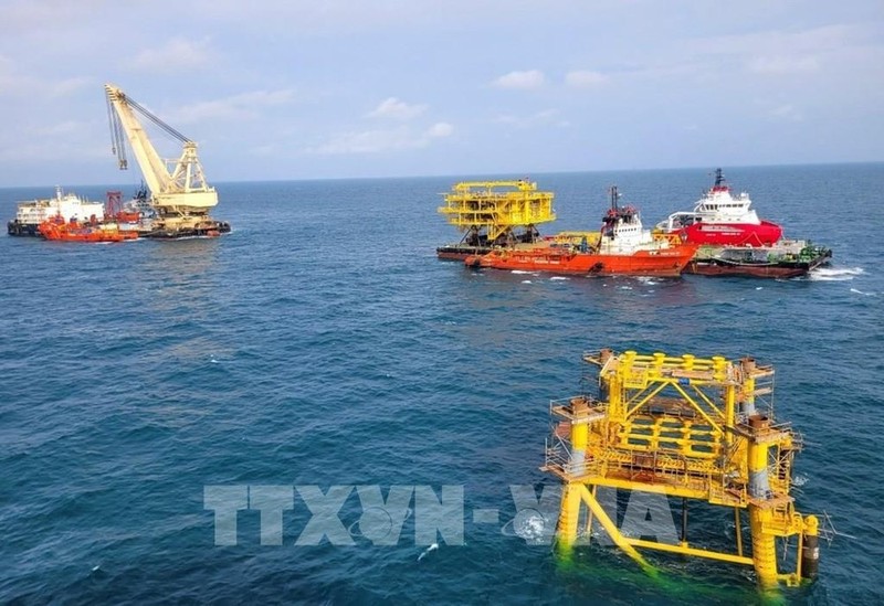 Vietsovpetro instala con éxito bloque superior de plataforma BK-23. (Foto: VNA)