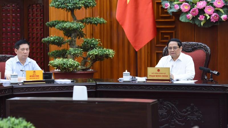 El primer ministro Pham Minh Chinh preside la reunión.