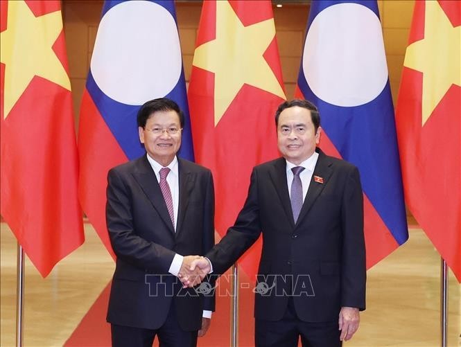 El presidente de la Asamblea Nacional de Vietnam, Tran Thanh Man, y el secretario general del Partido Popular Revolucionario de Laos y presidente de ese país, Thongloun Sisoulith. (Foto: VNA)