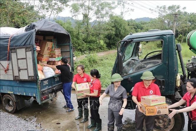 Voluntarios trasladan bienes esenciales a los afectados por el tifón Yagi. (Foto: VNA)