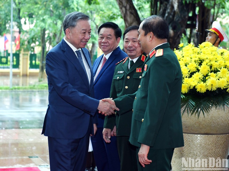 El secretario general del PCV y presidente de Vietnam, To Lam, asiste a la reunión.