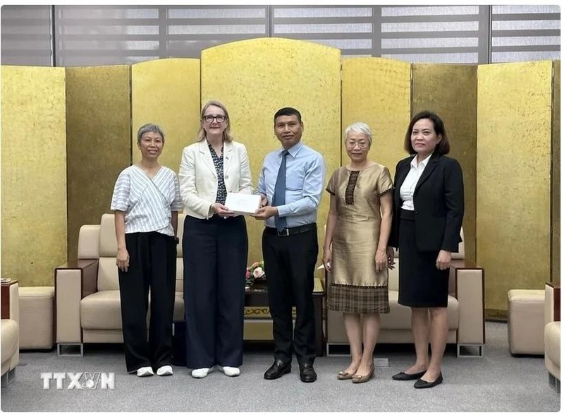 El vicepresidente del Comité Popular de Da Nang, Ho Ky Minh (centro) y la cónsul general de Australia en Ciudad Ho Chi Minh, Sarah Hooper (segunda desde derecha). (Foto: VNA)