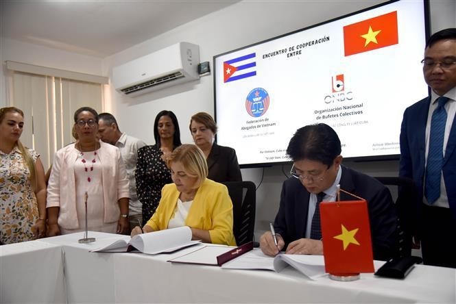 En la ceremonia de la firma del acuerdo entre la FAV y la ONBC. (Foto: VNA)