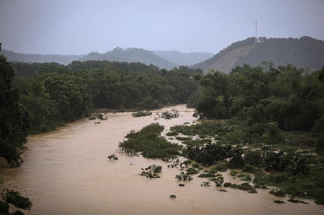 Sube el nivel del agua en el río Bui por las inundaciones el 10 de septiembre (Foto: VNA)