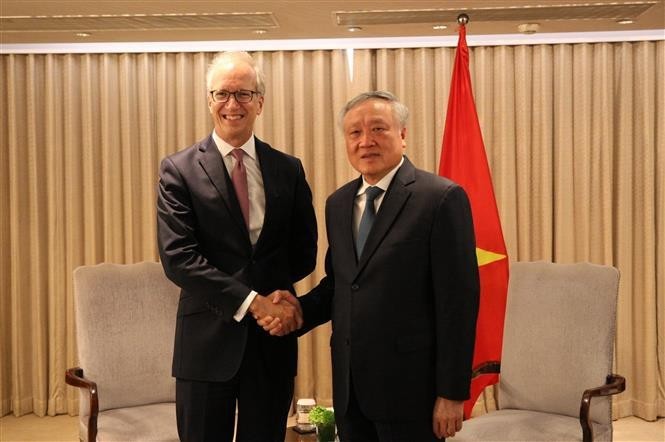 El viceprimer ministro de Vietnam Nguyen Hoa Binh y el director general del grupo Jardine Matheson, John Witt. (Foto: VNA)