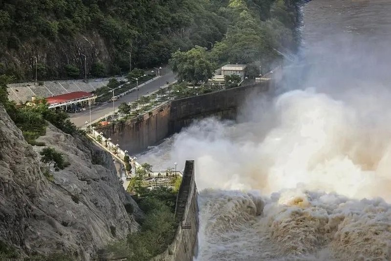 La zona de desagüe en el lago hidroeléctrico Hoa Binh. (Foto: VNA)