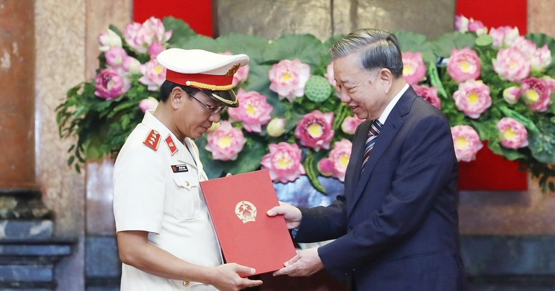 El secretario general del Partido Comunista de Vietnam y presidente del país, To Lam, entrega la decisión de nombrar como subjefe de la Fiscalía Popular Suprema a Ho Duc Anh. (Foto: VNA)