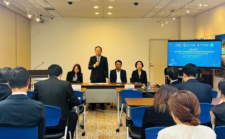 El vicepresidente del Comité Popular de Nghe An, Bui Thanh An, habla en el evento. 