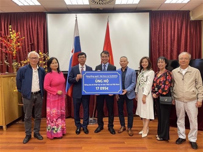 La embajada de Vietnam en Eslovaquia entrega los 17 mil 95 euros, donados por la comunidad vietnamita residente en ese país. (Foto: VNA)