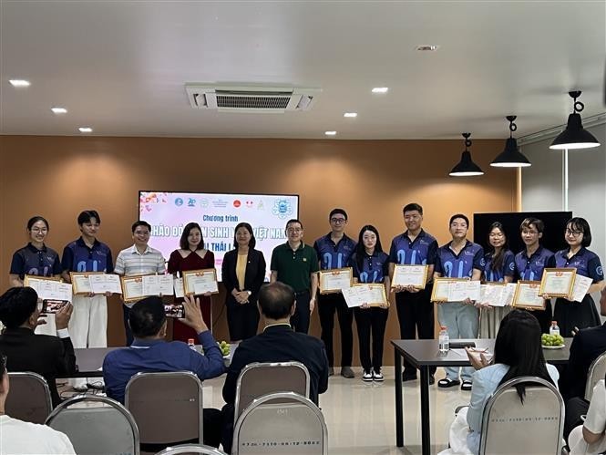 La embajada de Vietnam y representantes del Grupo CP entregan reconocimiento a los estudiantes más destacados. (Foto: VNA)