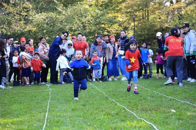 Los niños vietnamitas participan en el juego Potato Picking Race. (Foto: VNA)