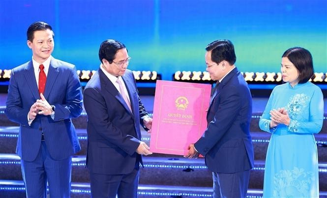 El primer ministro Pham Minh Chinh entrega el plan maestro provincial para 2021-2030 con una visión hacia 2050. (Foto: VNA)