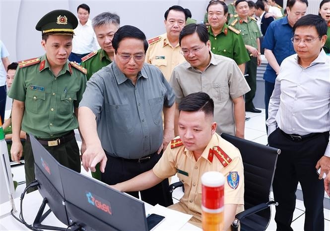 El primer ministro Pham Minh Chinh visita el Centro de Información del Comando de la Policía.(Foto: VNA)