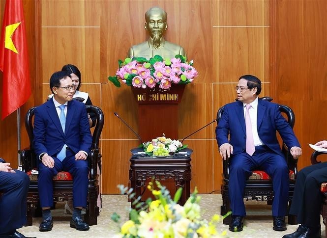 El primer ministro Pham Minh Chinh recibe al director general de Samsung Vietnam, Choi Joo Ho. (Foto: VNA)