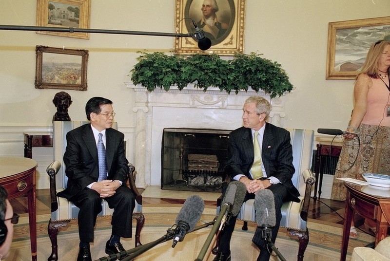 El presidente Nguyen Minh Triet mantiene conversaciones con su homólogo George W. Bush en la Casa Blanca, durante su visita oficial a Estados Unidos del 18 al 23 de junio de 2007. (Foto: VNA)