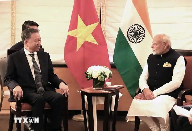 El secretario general del Partido Comunista y presidente de Vietnam, To Lam (izquierda), conversa con el primer ministro indio, Narendra Modi. (Foto: VNA)