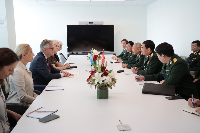 El ministro de Defensa Nacional de Vietnam, general Phan Van Giang, y el subsecretario general de la Organización de las Naciones Unidas (ONU) para las Operaciones de Paz, Jean-Pierre Lacroix. (Foto: VNA)