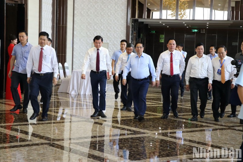 El primer ministro Pham Minh Chinh, junto con un grupo de trabajo del Gobierno, asiste a la reunión. 