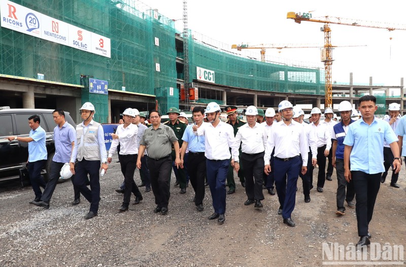 El primer ministro Pham Minh Chinh inspecciona el progreso de la terminal de pasajeros del aeropuerto de Long Thanh.