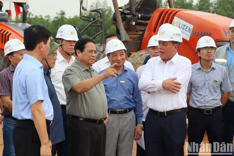 El primer ministro Pham Minh Chinh y la delegación que lo acompaña inspeccionan el proyecto de la autopista Bien Hoa - Vung Tau, en el tramo de la comuna de An Phuoc, distrito de Long Thanh, en Dong Nai.