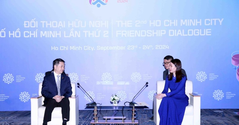 La viceministra de Relaciones Exteriores de Vietnam, Nguyen Minh Hang, (derecha) recibe al vicealcalde de la ciudad china de Chongqing, Zheng Xiangdong. (Foto: VNA)