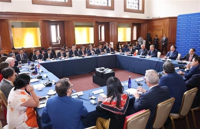 El secretario general del Partido Comunista y presidente de Vietnam, To Lam, conversa con expertos y académicos en la Universidad de Columbia. (Foto: VNA)