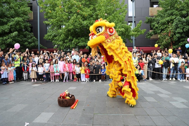 Celebran el Festival del Medio Otoño vietnamita en Londres. (Foto: VNA)