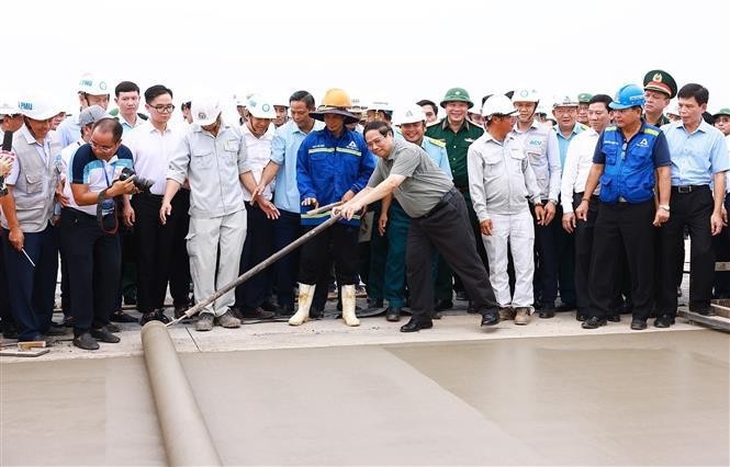 El primer minsitro Pham Minh Chinh reúne esfuerzos con los trabajadores del proyecto del Aeropuerto Internacional de Long Thanh (Foto: VNA)