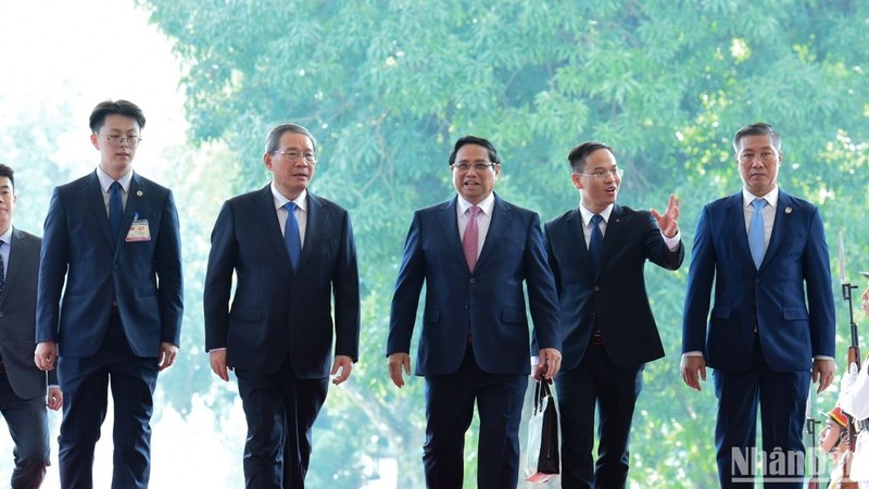 El primer ministro Pham Minh Chinh y su homólogo chino Li Qiang. 