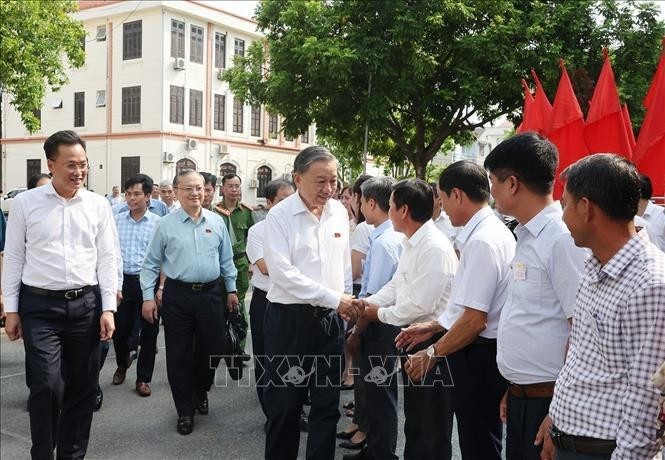 El secretario general del Partido Comunista y presidente To Lam con los votantes de la provincia de Hung Yen. (Foto: VNA)