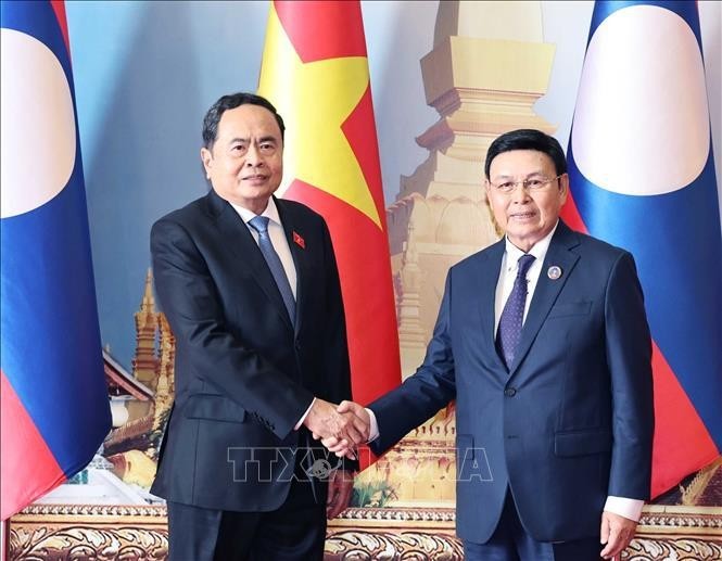 El presidente de la Asamblea Nacional de Laos, Saysomphone Phomvihane, preside la ceremonia de bienvenida a su homólogo vietnamita, Tran Thanh Man. (Foto: VNA)