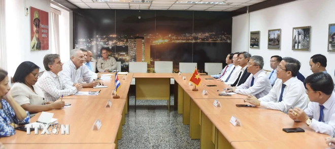 La comitiva vietnamita fue recibida por el primer secretario del Partido Comunista de Cuba (PCC) en Matanzas, Mario Sabines Lorenzo. (Foto: VNA)