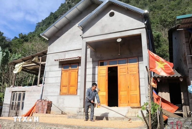 La familia de Nong Hoang Quynh en la provincia de Cao Bang recibe apoyo para construir una nueva casa en el marco del programa destinado a eliminar las viviendas temporales y deterioradas. (Foto: VNA)