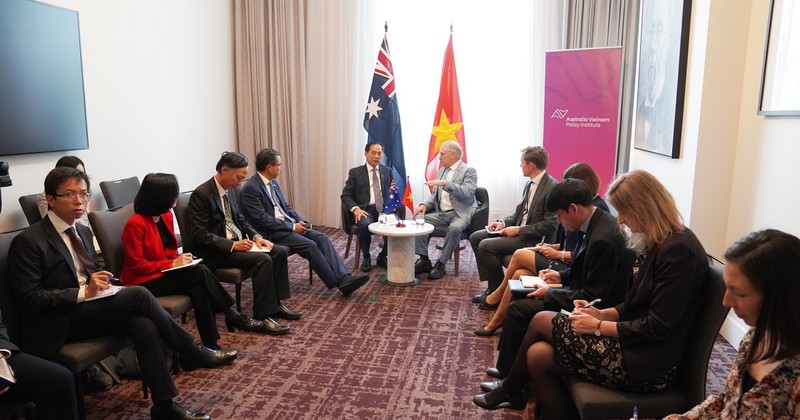 En el marco de su visita de trabajo en Australia, el viceprimer ministro y canciller de Vietnam, Bui Thanh Son, se reunió con el ministro anfitrión de Comercio y Turismo, Don Farrell. (Foto: VNA)